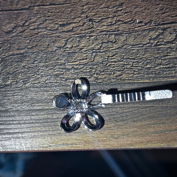Swarovski crystal Hand Made magnetic Flower Barrette hair clips. 0.75 inches. - Picture 12 of 12